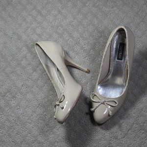 White House Black Market "Aster" Size 8M Beige 4" Heel